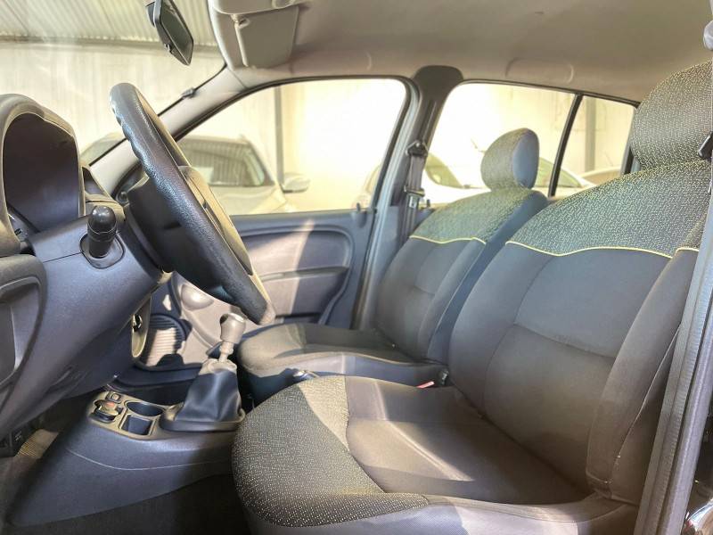 RENAULT - CLIO - 2013/2014 - Preta - R$ 30.900,00