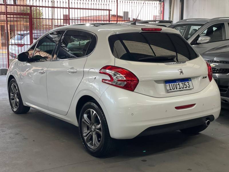 PEUGEOT - 208 - 2013/2014 - Branca - R$ 44.900,00