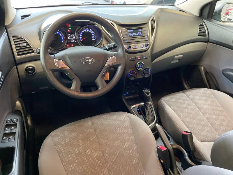 HYUNDAI - HB20S - 2017/2018 - Dourada - R$ 68.900,00