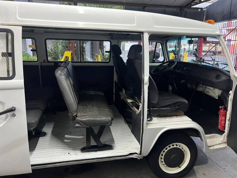 VOLKSWAGEN - KOMBI - 2004/2004 - Branca - R$ 25.900,00
