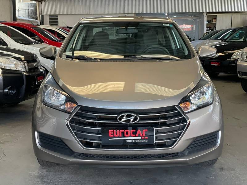 HYUNDAI - HB20S - 2017/2018 - Dourada - R$ 68.900,00