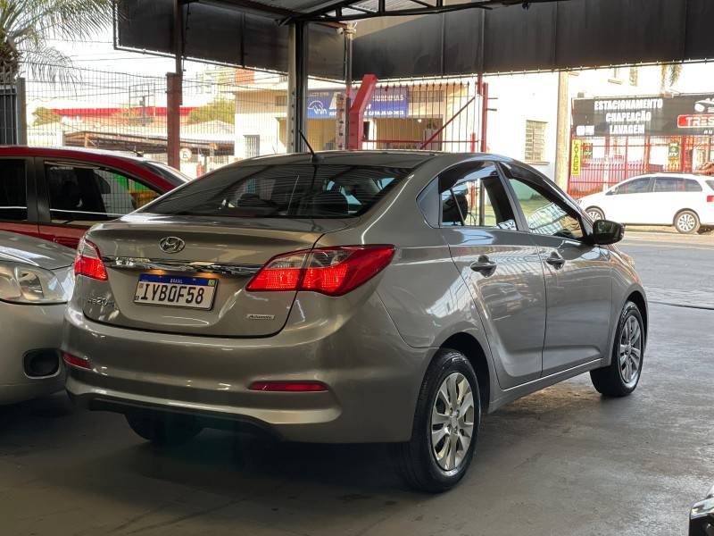 HYUNDAI - HB20S - 2017/2018 - Dourada - R$ 68.900,00