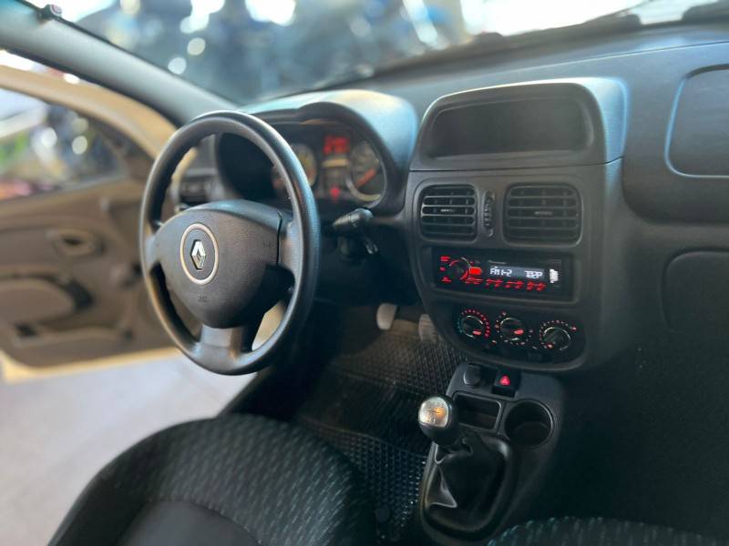 RENAULT - CLIO - 2015/2015 - Branca - R$ 34.900,00