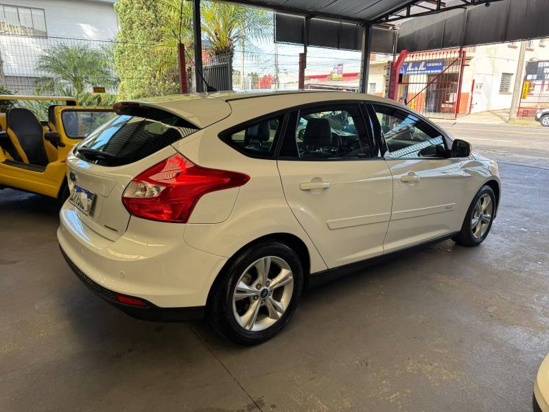 FORD - FOCUS - 2015/2015 - Branca - R$ 53.900,00