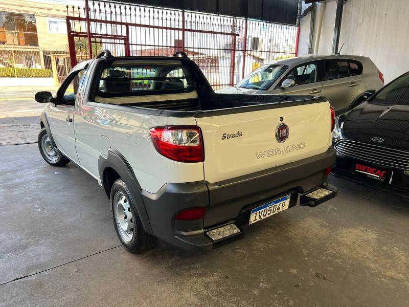 FIAT - STRADA - 2015/2015 - Prata - R$ 45.900,00