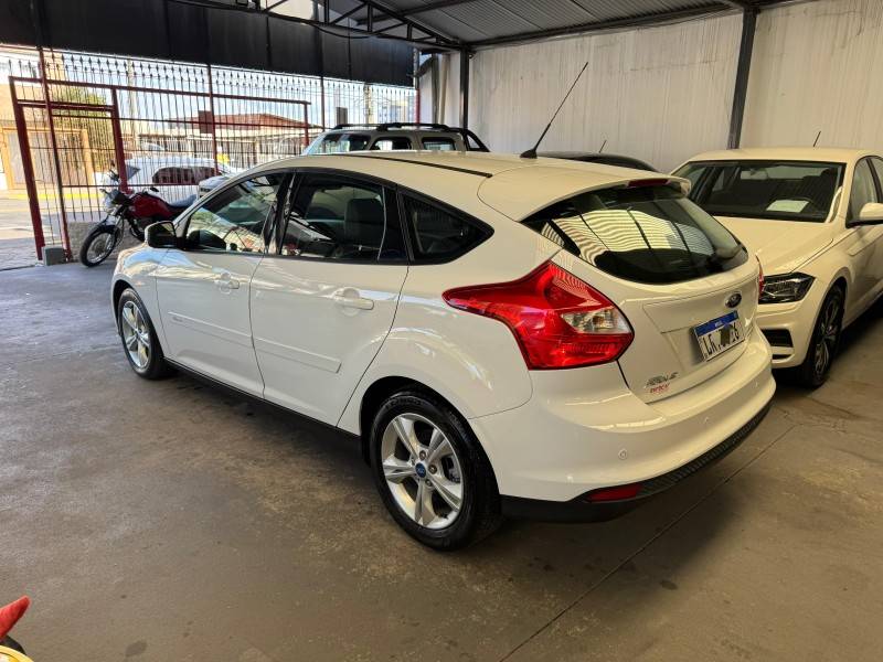 FORD - FOCUS - 2015/2015 - Branca - R$ 53.900,00
