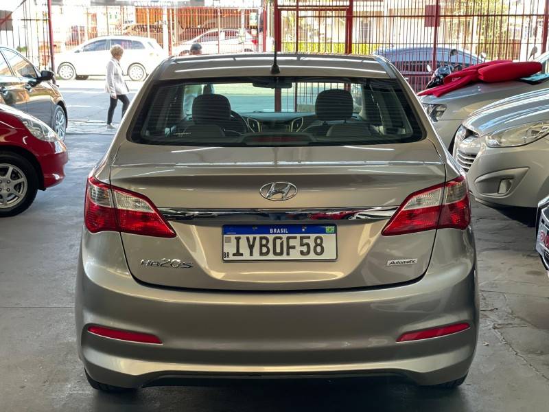 HYUNDAI - HB20S - 2017/2018 - Dourada - R$ 68.900,00