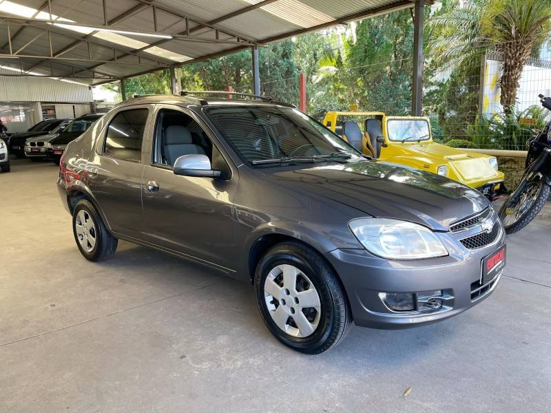 CHEVROLET - PRISMA - 2011/2012 - Cinza - R$ 31.900,00