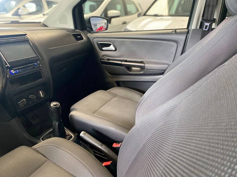 VOLKSWAGEN - FOX - 2011/2011 - Verde - R$ 31.900,00