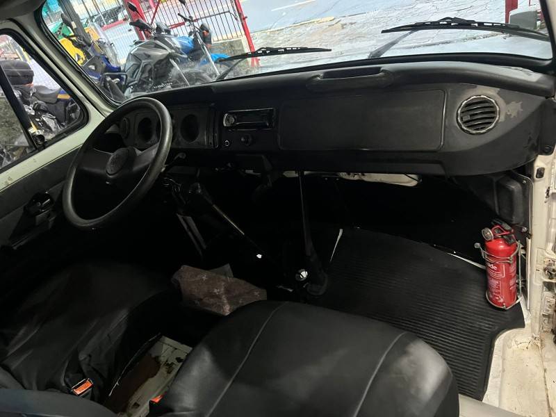 VOLKSWAGEN - KOMBI - 2004/2004 - Branca - R$ 25.900,00